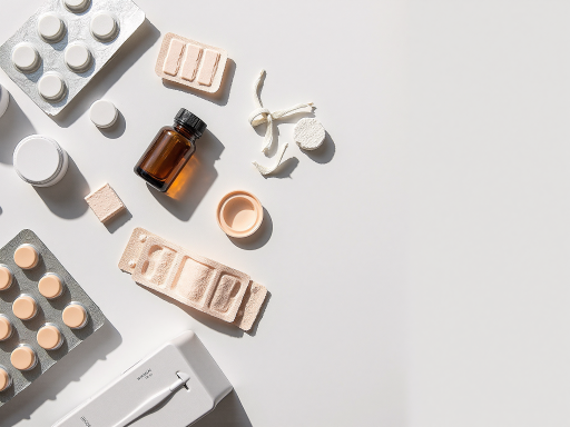 消化系统类药品包装特写，多种胃肠道药物展示，背景干净整洁